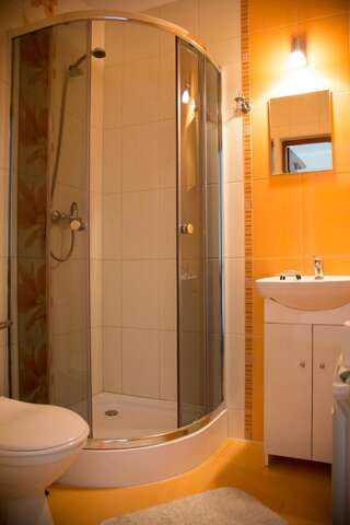 Отели типа «постель и завтрак» Willa Bukowina Буковина-Татшаньска Трехместный номер с ванной комнатой-5